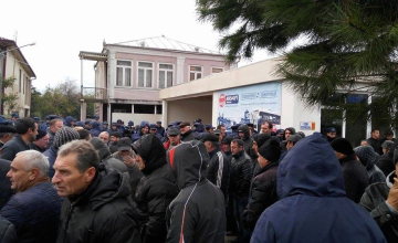 ქუთაისში პარლამენტის შენობასთან  მძღოლებმა აქცია გამართეს