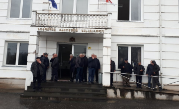 ქრთამის აღების ფაქტზე დაკავებული თანამშრომლები თავს დამნაშავედ ცნობენ