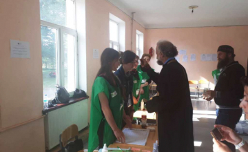 ნაკურთხი უბნებიდან დამკვირვებლები გააძევეს (ვიდეო) 
