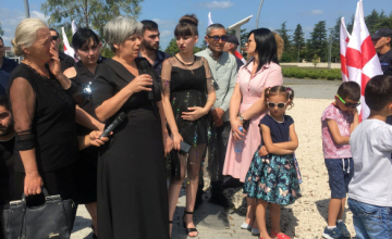 აგვისტოს ომის გმირის დედა მერიას:თუ მემორიალში კორექტივებს არ შეიტანთ, ჩემი შვილის სახელს წავშლი (ვიდეო)