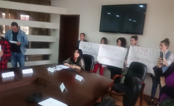 საკრებულოს სხდომაზე, სადაც ზუგდიდის თემისა და ქალაქის გაერთიანების საკითხს განიხილავენ ხმაურია