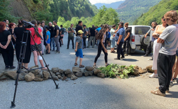 იდლიანში მოსახლეობამ მესტიის ცენტრალური გზა გადაკეტა