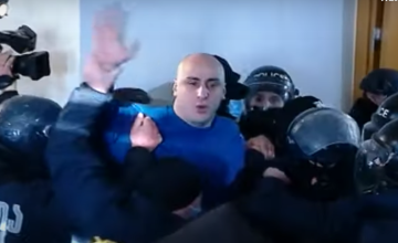 სპეცრაზმმა ნიკა მელია ენმ-ის ოფისში დააკავა