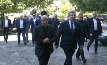 პრემიერი ხურჩაში მომხდარ მკვლელობაზე პასუხისმგებლობას რუსეთს აკისრებს