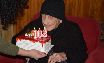 ზუგდიდში 108 წლის ბებოს იუბილე და ქალთა დღე მიულოცეს