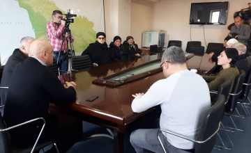 გუბერნიაში გარემოვაჭრეებთან შეხვედრა დახურულ კარს მიღმა ხმაურის ფონზე წარიმართა (ვიდეო)