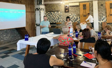 ზუგდიდში დევნილ და გამოყოფი ხაზის სიახლოვეს მცხოვრებ ქალებს დეზინფორმაციის თემაზე ტრენინგი ჩაუტარდათ (ფოტო/ვიდეო)