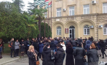 სოხუმში მცირე მეწარმეები იმპორტულ საქონელზე დღგ - ს დაწესებას აპროტესტებენ
