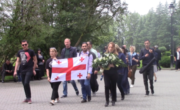 რეგიონის ჟურნალისტებმა გიგა ოთხოზორიას ხსოვნას პატივი მიაგეს (ვიდეო)