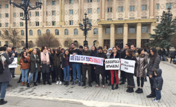 საქალაქო სასამართლომ გუკა ბაძაღუა პატიმრობაში დატოვა - მხარდამჭერები აქციას განაგრძობენ 
