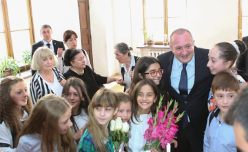 პრეზიდენტმა პირველი კლასიკური გიმნაზიის მოსწავლეებს სასწავლო წლის დაწყება მიულოცა