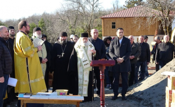ხიბულაში გამსახურდიას სახლ-მუზეუმის გვერდით ტაძრის მშენებლობის დაწყება აკურთხეს