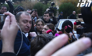 „ბიძინას მონა“, „ცრუპენტელა“ - მერაბ ქვარაიას პარლამენტთან აქციის მონაწილეები დაუპირისპირდნენ (ვიდეო)