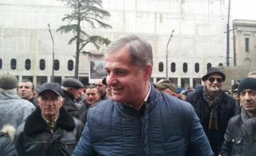 ემზარ კვიციანის გათავისუფლების მოთხოვნით აქციას დეპუტატი სოსო ჯაჭვლიანი შეუერთდა