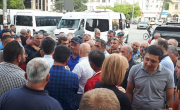ზუგდიდში გაფიცული მძღოლები ხვალიდან მუშაობას განაახლებენ 