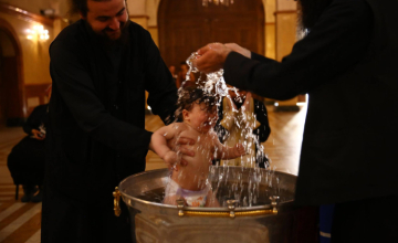 კანონიკური წესით, ნათლია უნდა იყოს ერთი, ტრადიციით, დასაშვებია ორიც - წმინდა სინოდი