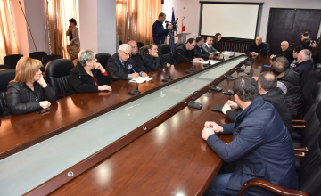 ზუგდიდის ბაზრის თემაზე დაპირისპირებულ მხარეებს გუბერნატორი შეხვდა (ვიდეო) 