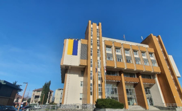 სამეგრელო-ზემო სვანეთის გუბერნიის შენობაზე უკრაინის დროშა გადმოფინეს