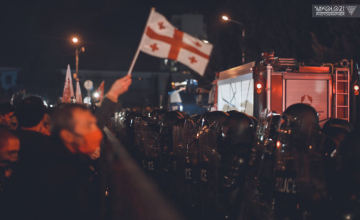 არასამთავრობოები: კრიტიკას ვერ უძლებს ცესკოს წინ შეკრებილი დემონსტრანტების წინააღმდეგ სამართალდამცავების ქმედება