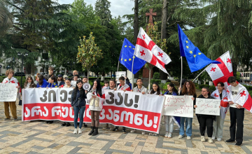 ზსსუ-ს სტუდენტებმა ზვიად გამსახურდიას ძეგლთან ფიცი დადეს (ფოტო/ვიდეო)