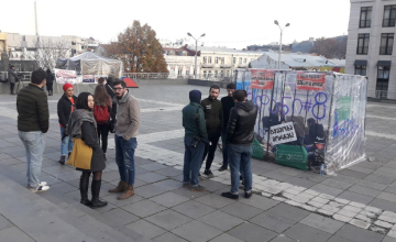 გუკა ბაძაღუას მხარდამჭერებმა კანცელარიასთან „საკანი“ აიღეს