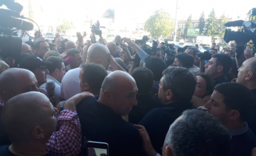 ხმაური და დაპირისპირება გაერთიანებულ ოპოზიციას, სამართალდამცავებსა და დაპუტატებს შორის (ვიდეო)