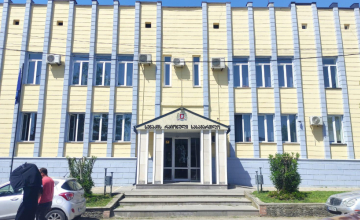სენაკში პოლიციელზე თავდასხმისთვის დაკავებულ პირებს პატიმრობა შეუფარდეს