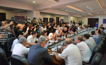 დეპუტატები უარყოფენ, რომ საკრებულოს სხდომაზე სექსისტური პოსტის გამო იცინეს