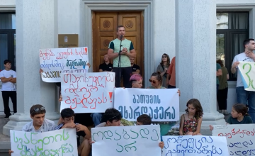 ბალდის კანიონზე მშენებლობის შეჩერების მოთხოვნით მარტვილის მერიასთან მორიგი აქცია გაიმართა (ფოტო)