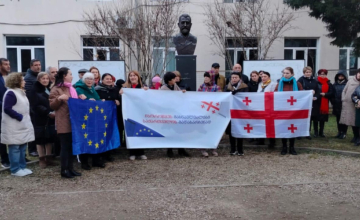ჩხოროწყუში მასწავლებლებმა ევროინტეგრაციის პროცესის შეჩერება გააპროტესტეს (ფოტო)