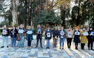 ზუგდიდში ჟურნალისტებმა აქციებზე დაშავებული კოლეგებისადმი სოლიდარობა გამოხატეს (ფოტო)