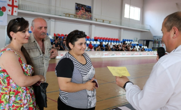 ზუგდიდში დევნილებისთვის ბინების განაწილება კენჭისყრის პრინციპით მიმდინარეობს (ვიდეო)
