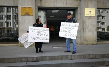 გაუჩინარებული აბულაძის მშობლები გამგეობასთან აქციას მართავენ (ვიდეო)