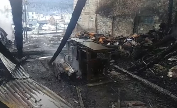 მესტიაში ერთი სახლი დაიწვა, მეორე მეხანძრეებმა გადაარჩინეს