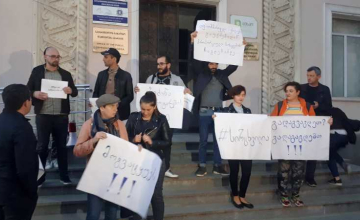 ზუგდიდში მერაბ ქვარაიას ბიუროსთან აქცია დაიწყო