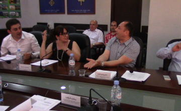 სიტყვიერი დაპირისპირება ქალაქის საკრებულოში (ვიდეო)
