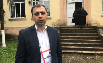 კახა კუკავა საარჩევნო უბანთან გათავსებულ დროშებზე: ეს არის ივანიშვილის გასაოცარი დემოკრატია (ვიდეო)