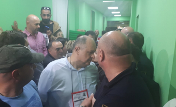 საოლქოს თავმჯდომარე ოპოზიციის წარმომადგენლებს ხვდება