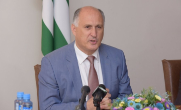 სოხუმში სერბეთის რესპუბლიკის დელეგაცია ჩავიდა 