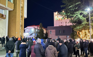 რეჟიმის პატიმრების გათავისუფლება და ხელახალი არჩევნების ჩატარება - პროტესტის 44- ე დღე ზუგდიდში (ფოტო)