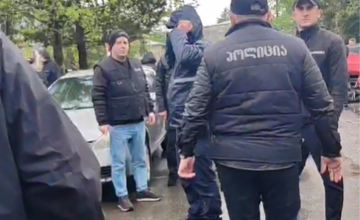 ზუგდიდში 9 აპრილის მემორიალთან შეკრებილი მოქალაქეები პოლიციამ დაშალა (ფოტო/ვიდეო)