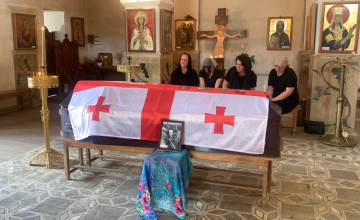 აბაშაში უკრაინაში დაღუპული მებრძოლის პანაშვიდი მიმდინარეობს