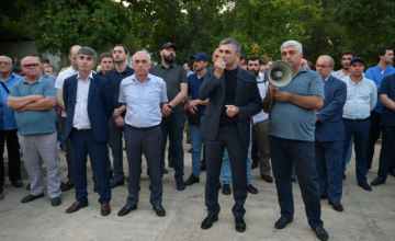სოხუმში ალხას კვიცინიას მომხრეებმა „არჩევნების“ შედეგები გააპროტესტეს