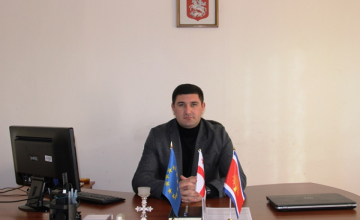 მარტვილის მერის ყოფილი მოადგილე პოსტიდან მის გადაყენებას მეუფესა და მაჟორიტარს უკავშირებს