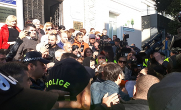 მერაბ ქვარაიას ბიუროსთან ერთმანეთს ოპოზიციისა და „ქართული ოცნების“ მხარდამჭერები დაუპირისპირდნენ 