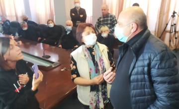 მოშიმშილეებმა ბესიკ ჭეჟიას უარი უთხრეს საკრებულოს სხდომათა დარბაზის დატოვებაზე