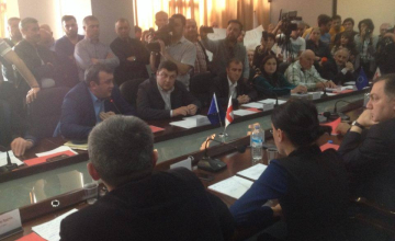 ზუგდიდის საკრებულომ თემისა და ქალაქის გაერთიანების საკითხი ხმაურის ფონზე დაამტკიცა (ვიდეო)