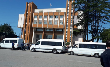 გაფიცული მძღოლები სამხარეო ადმინისტრაციასთან შეიკრიბნენ 