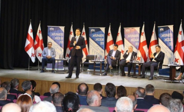 არჩილ თალაკვაძე აქტივისტს: „მითინიშ ოთხუალ ვამაფუ მარგალურო 2 სიტყვა ბთქუე“ (ვიდეო)