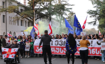 სოხუმში ორწლიანმა პროტესტმა ოდიოზური კანონების პარალიზება მოახდინა, ახლა ბურთი ენგურს გაღმაა - აფხაზი ვეტერანი „აგენტების“ წინააღმდეგ ქართულ პროტესტზე   